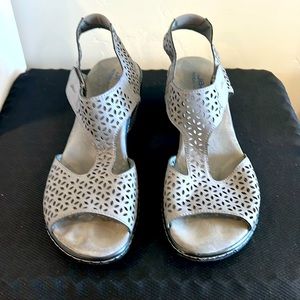 JBU gray memory phone sandals Sz 10